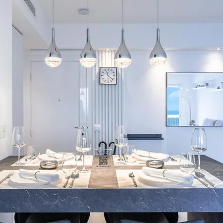 Luxury Floor Sea View Downtown شقة *